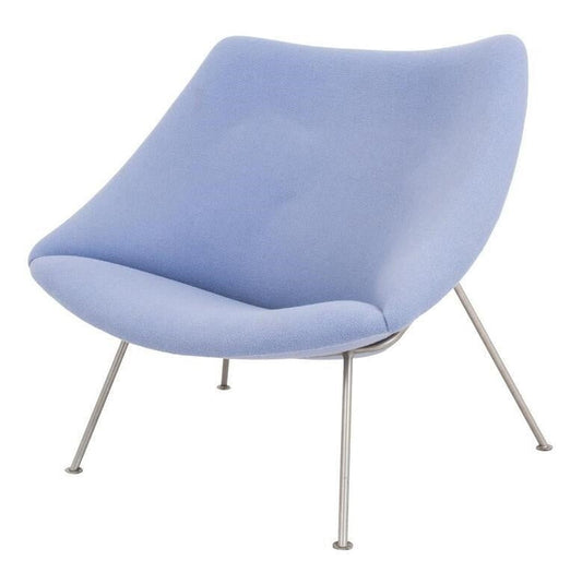 De schelpvorm van deze designfauteuil vraagt om een zorgvuldig gekozen bekleding