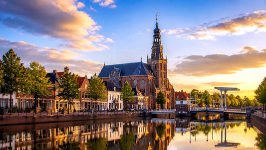 panorama van de historische molen De Adriaan aan het Spaarne in Haarlem, Nederland, met grachten en karakteristieke Hollandse architectuur – sfeervolle landmarkfoto voor meubels herstofferen en meubelstoffering in Puremend