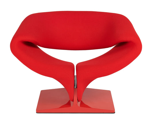De golvende lijnen van de Ribbon Chair verdienen specialistisch stoffeerwerk