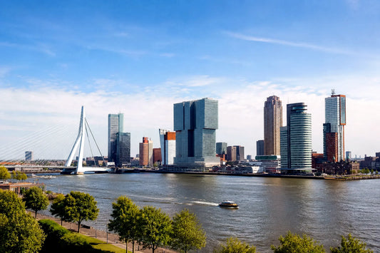 8K breedbeeldfoto van de moderne skyline en architectuur van Rotterdam, Nederland, met water en eigentijdse gebouwen bij zonsondergang – stijlvolle landmarkfoto voor meubels herstofferen en meubelstoffering in Rotterdam